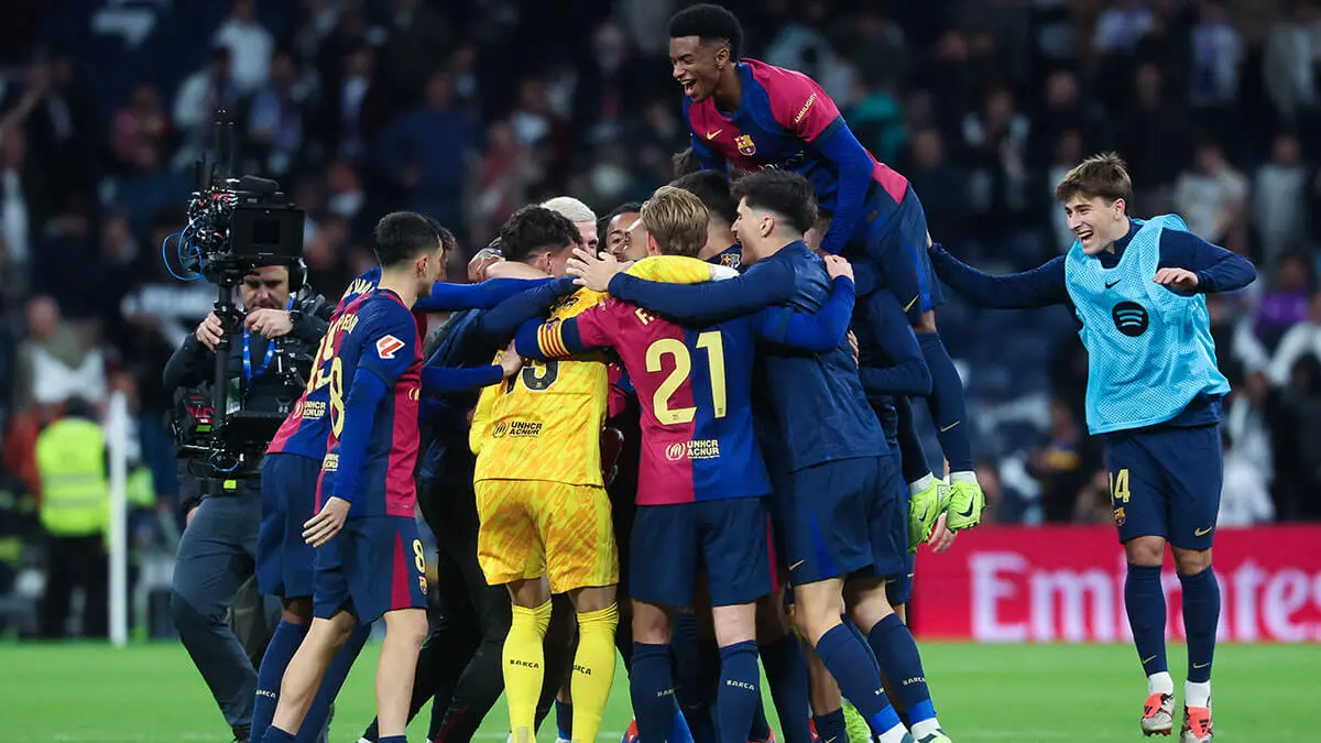 <p>Los jugadores del Barcelona celebran al final del partido de fútbol de la Liga española entre el Real Madrid CF y el FC Barcelona en el estadio Santiago Bernabéu de Madrid el 26 de octubre de 2024 - AFP/PIERRE PHILIPPE MARCOU </p>