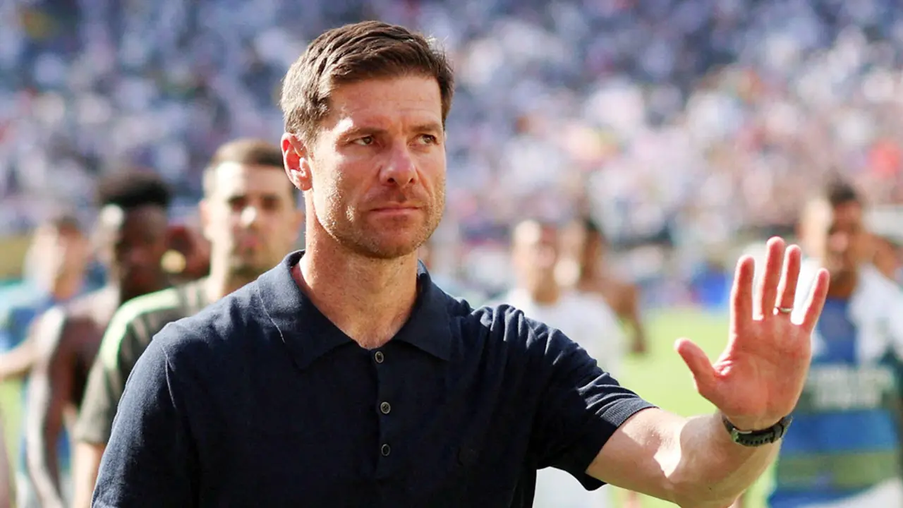 <p>El entrenador del Real Madrid, Xabi Alonso, parece abatido después del partido - REUTERS/ LEE SMITH&nbsp;</p>
