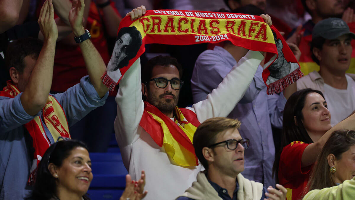 <p>Los aficionados sostienen pancartas y bufandas para el español Rafael Nadal durante un homenaje a su carrera  - AFP/THOMAS COEX </p>
