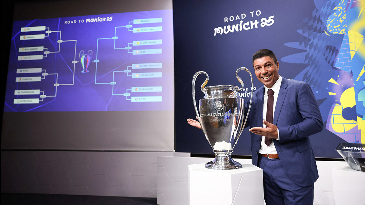 <p>El exfutbolista brasileño Giovane Elber sortea ante el FC Barcelona - REUTERS/ PIERRE ALBOUY</p>