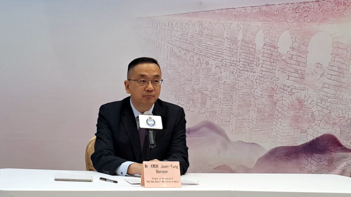 Benson Kwok Joon-fung (der.), director de Inmigración de la Región Administrativa Social de Hong-Kong – PHOTO/ENRIQUE FERNÁNDEZ