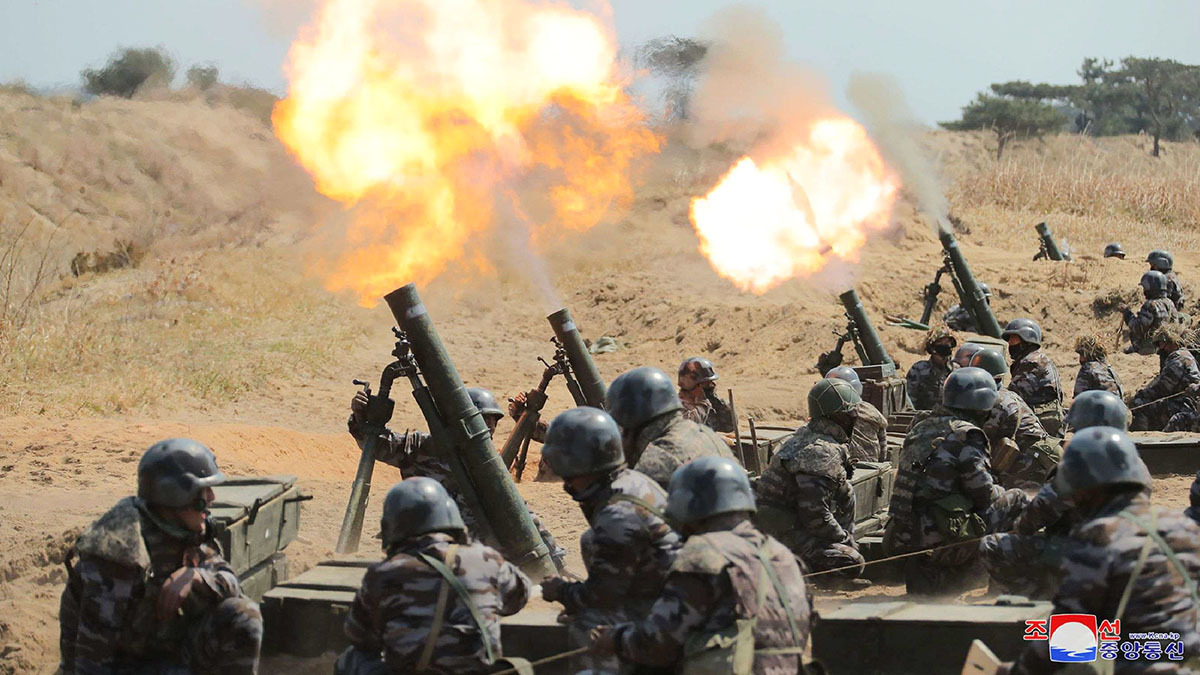 <p>Ejercicio de las subunidades de mortero del Ejército Popular de Corea en un lugar no revelado - KCNA via REUTERS  </p>
