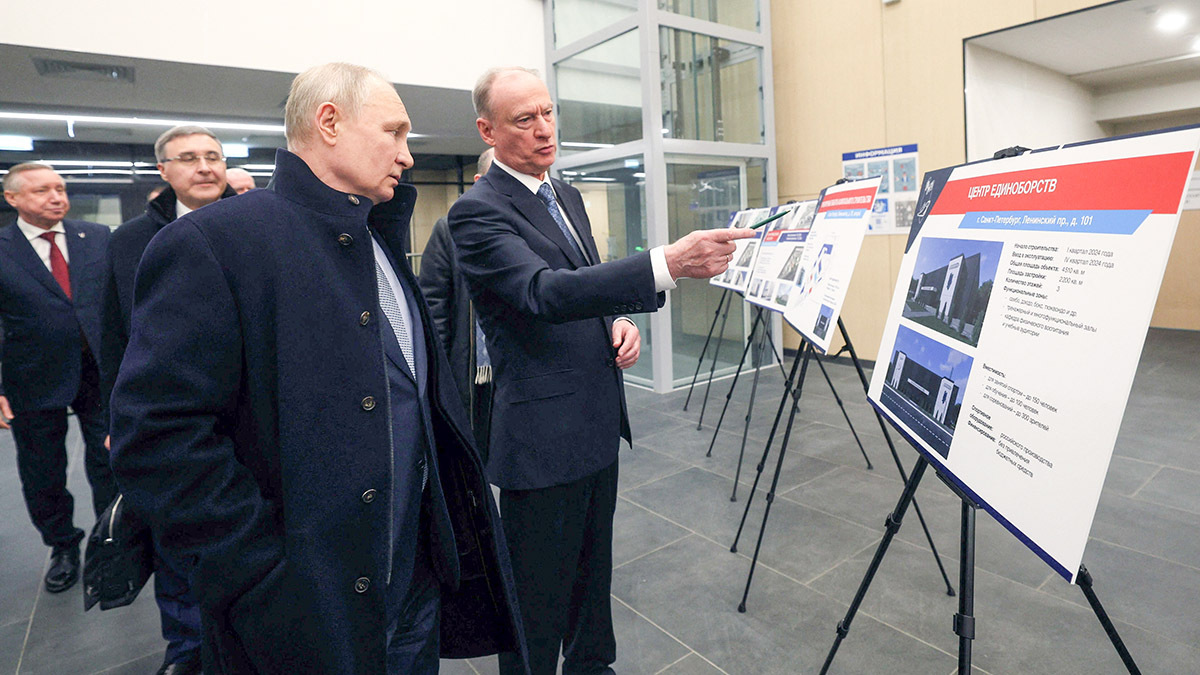 <p>El presidente ruso, Vladímir Putin, con el secretario del Consejo de Seguridad, Nikolai Patrushev, durante su visita al pabellón deportivo de la Universidad Técnica Naval Estatal de San Petersburgo, en San Petersburgo, Rusia, el 26 de enero de 2024 - SPUTNIK/ GAVRII GRIGOROV via REUTERS</p>
