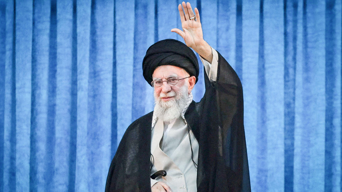  El líder supremo de Irán, el ayatolá Ali Jamenei, saluda durante el 36.º aniversario de la muerte del líder de la Revolución Islámica de Irán de 1979, el ayatolá Ruhollah Jomenei - Oficina del Líder Supremo de Irán/WANA via REUTERS