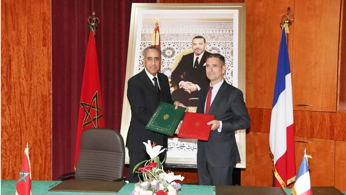 Abdellatif Hammouchi, director general de Seguridad Nacional y Vigilancia del Territorio (DGSN-DGST), junto a Louis Laugier, director general de la Policía Nacional de Francia, posando con los acuerdos firmados en materia de seguridad y defensa - PHOTO/X/@CherkaouiTalal