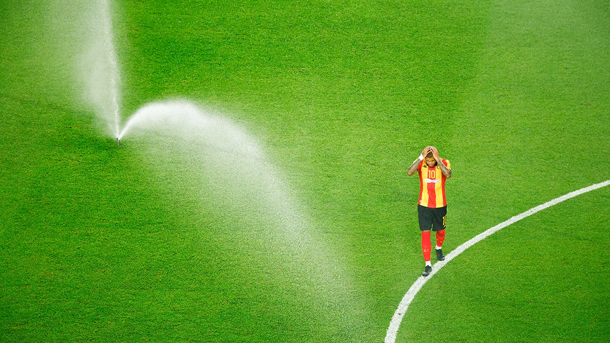 <p>Esperance Sportive de Tunis Yan Sasse reacciona cuando se encienden los aspersores durante la pausa de hidratación de la segunda mitad  - REUTERS/ SUSANA VERA</p>
