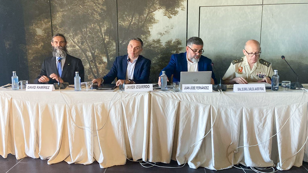  De izquierda a derecha: David Ramírez, analista del Instituto Español de Estudios Estratégicos, Javier Izquierdo, director de Estrategia de Hispasat, Juan José Fernández, moderador y periodista de El Periódico, especialista en Seguridad y Defensa, general de Brigada Carlos Javier Frías, director de la Escuela de Guerra y Liderazgo del Ejército de Tierra